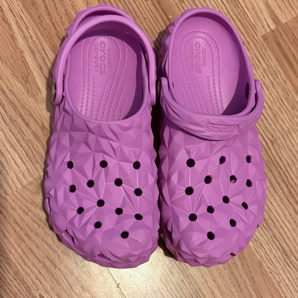 CROCS Women's Textured Pink Sandals - Picture 4 of 8